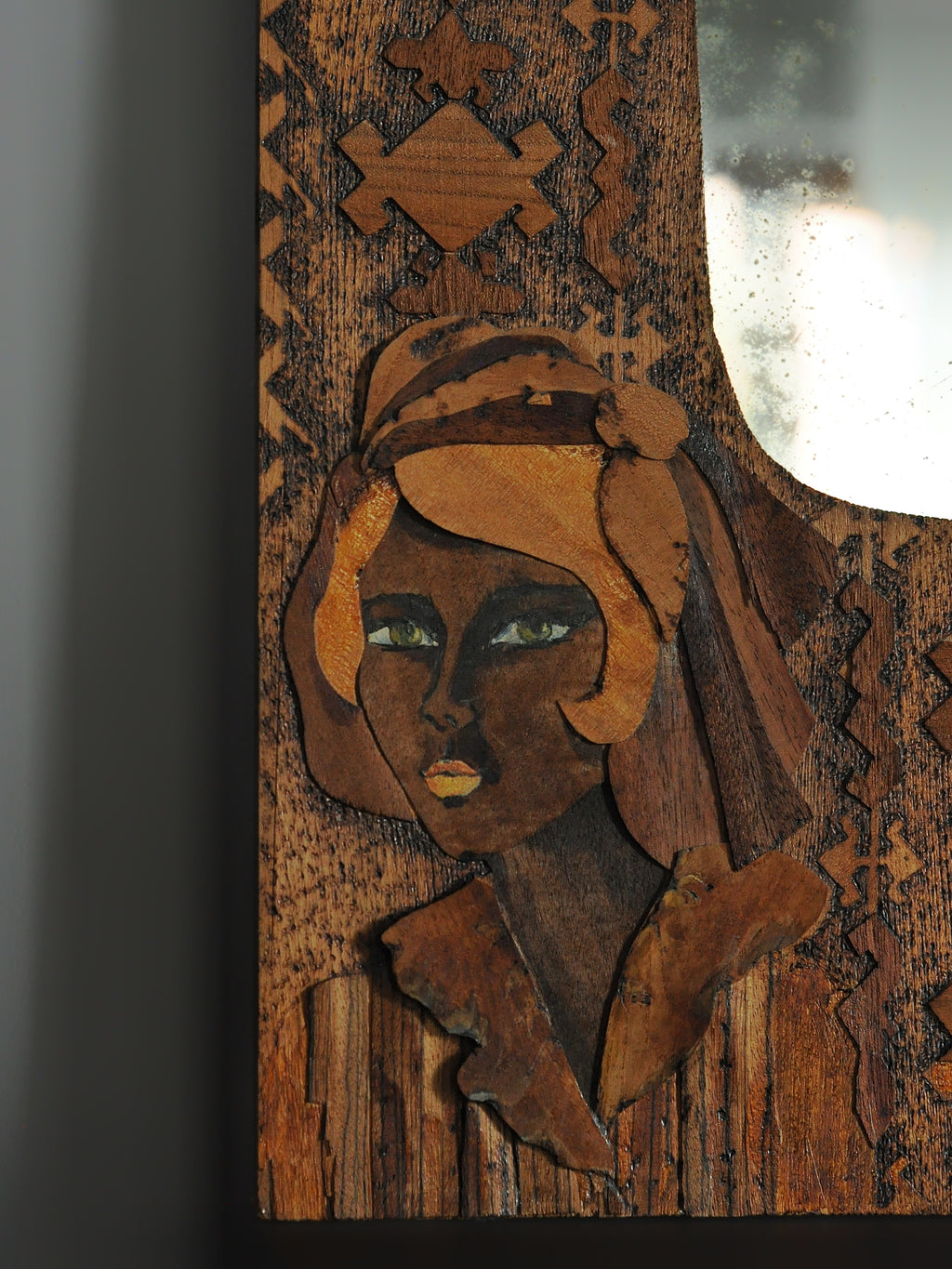 Vintage folk art ahşap duvar aynası – stilize kadın figürü ve geometrik motifler