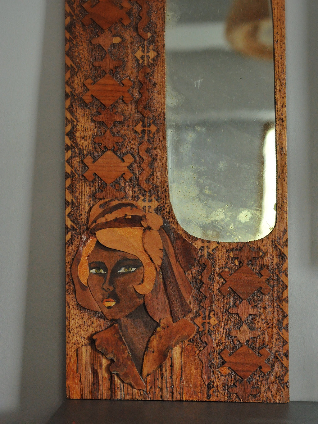 73 × 30 cm folk art ahşap rölyef duvar aynası – 1970’ler vintage dekor
