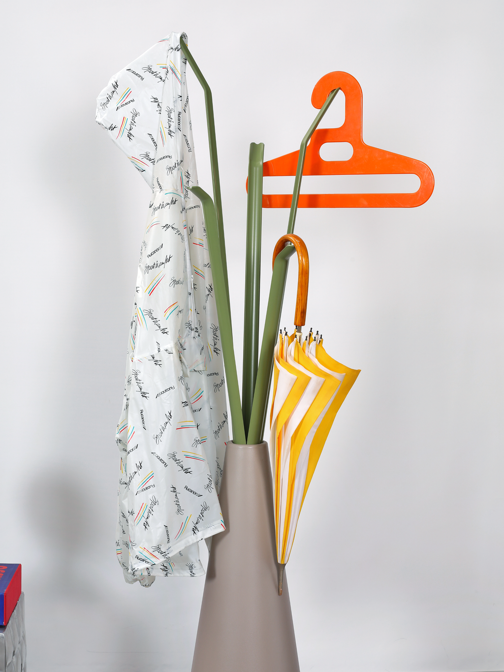 Bonaldo Kadou coat stand farklı açıdan görünüm, çağdaş İtalyan tasarımı
