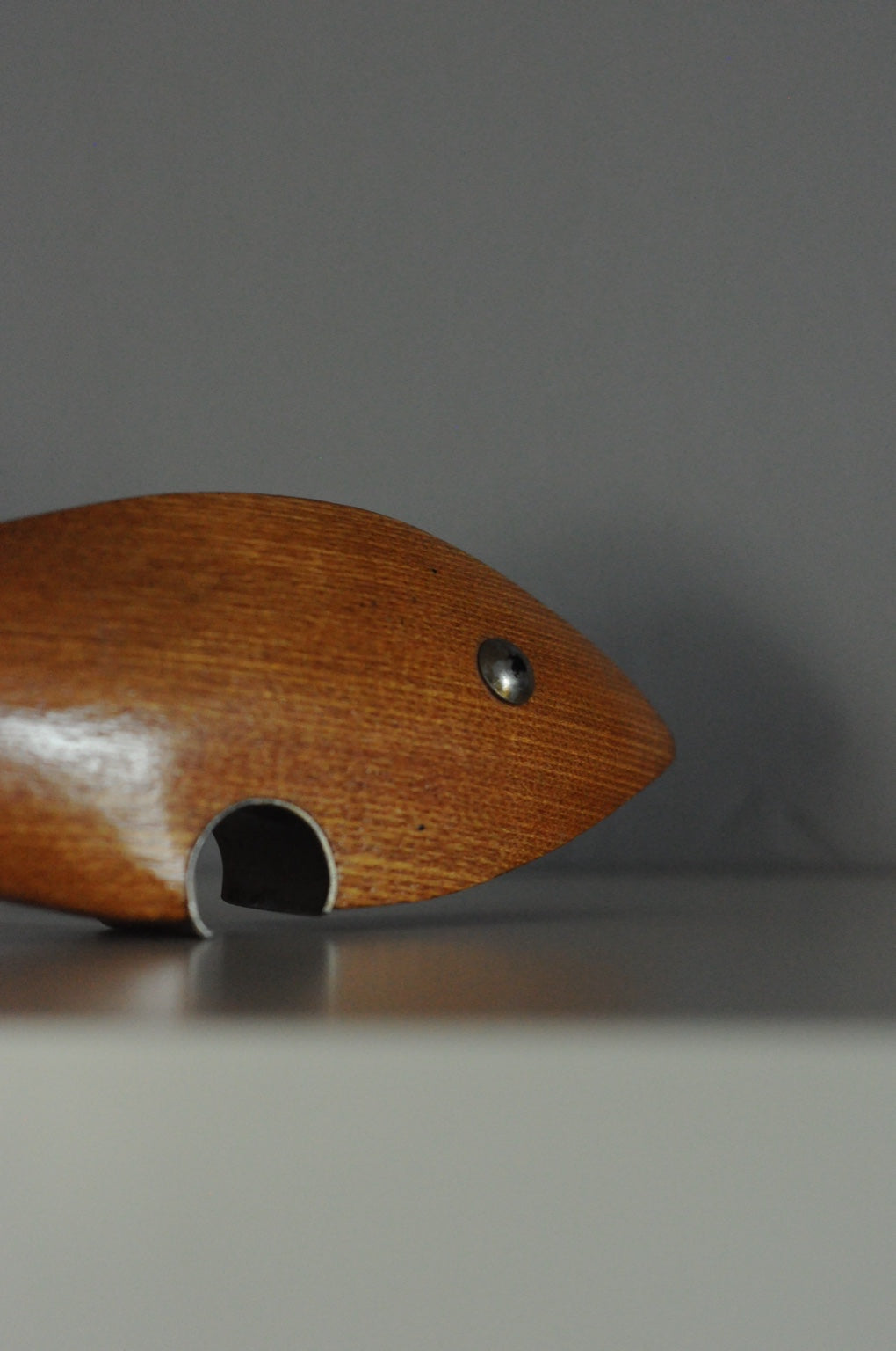 Vintage teak balık şişe açacağı metal göz ve açacak detayı