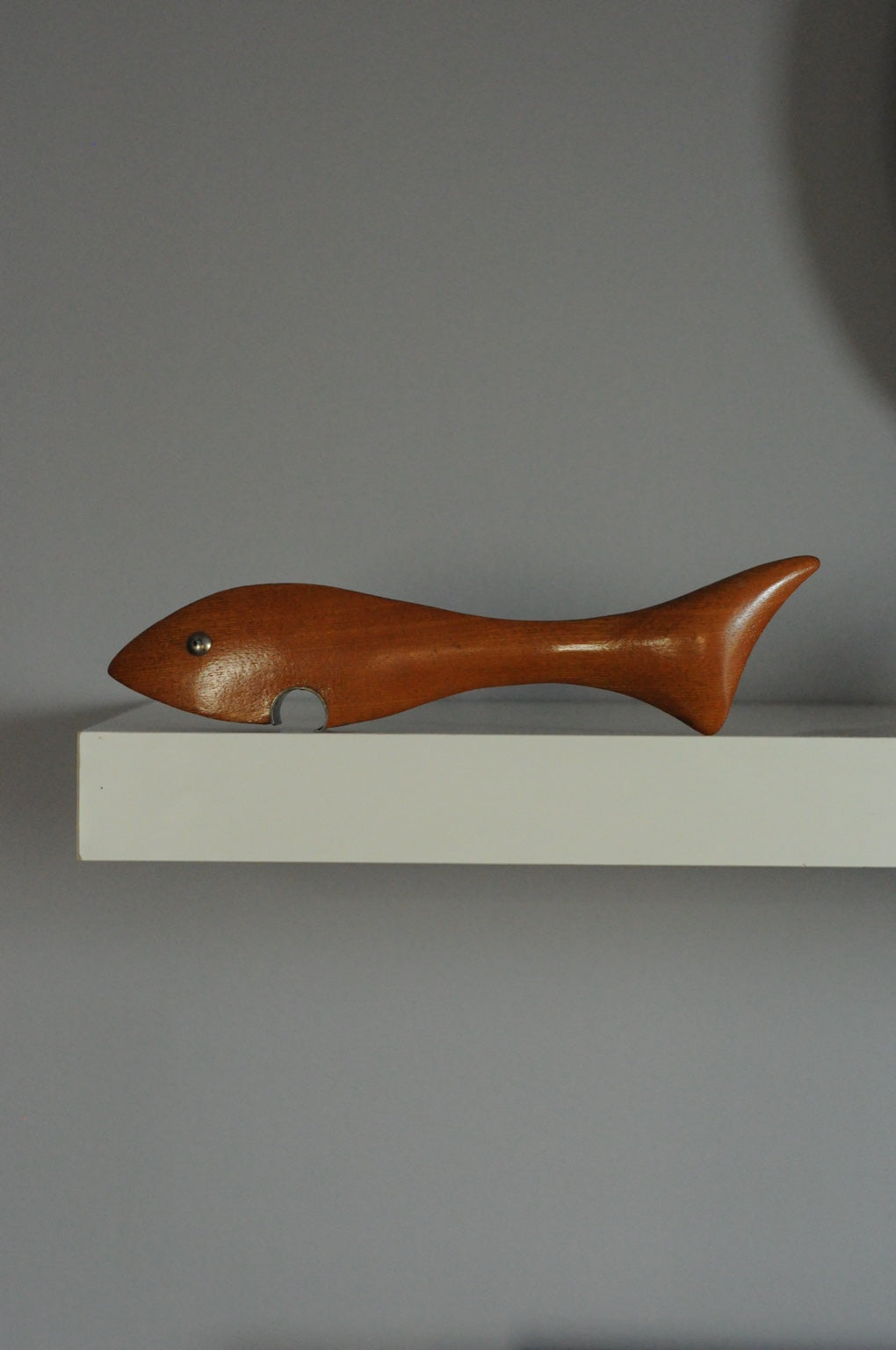 Mid-century teak balık şişe açacağı tam profil