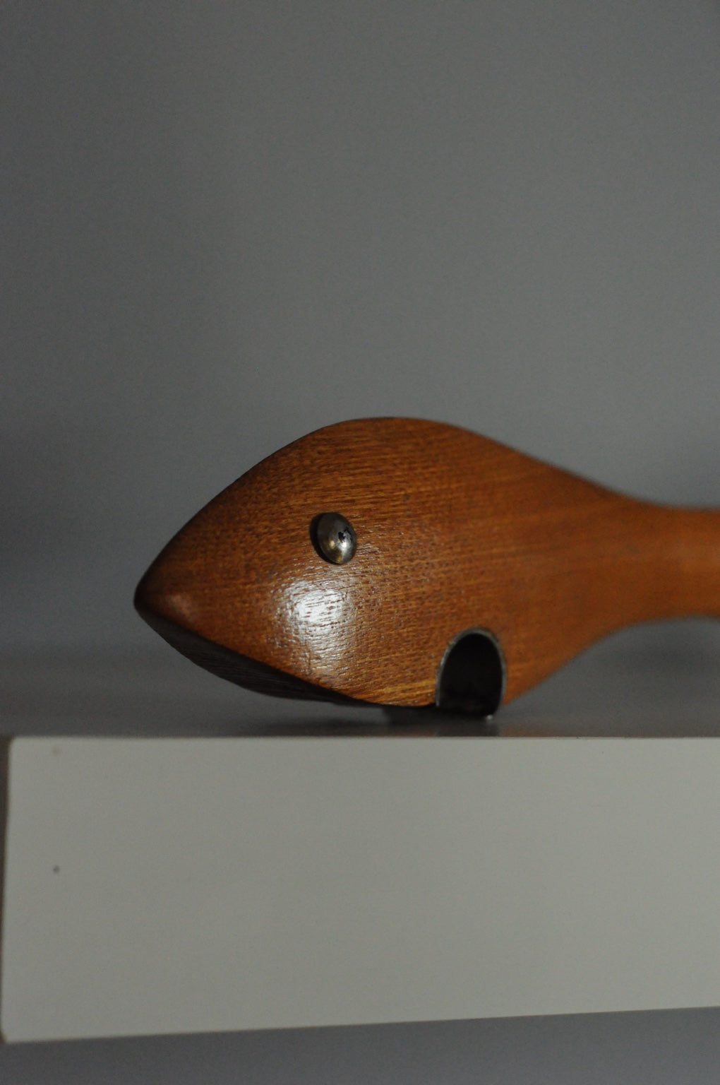 Vintage teak balık şişe açacağı yakın plan