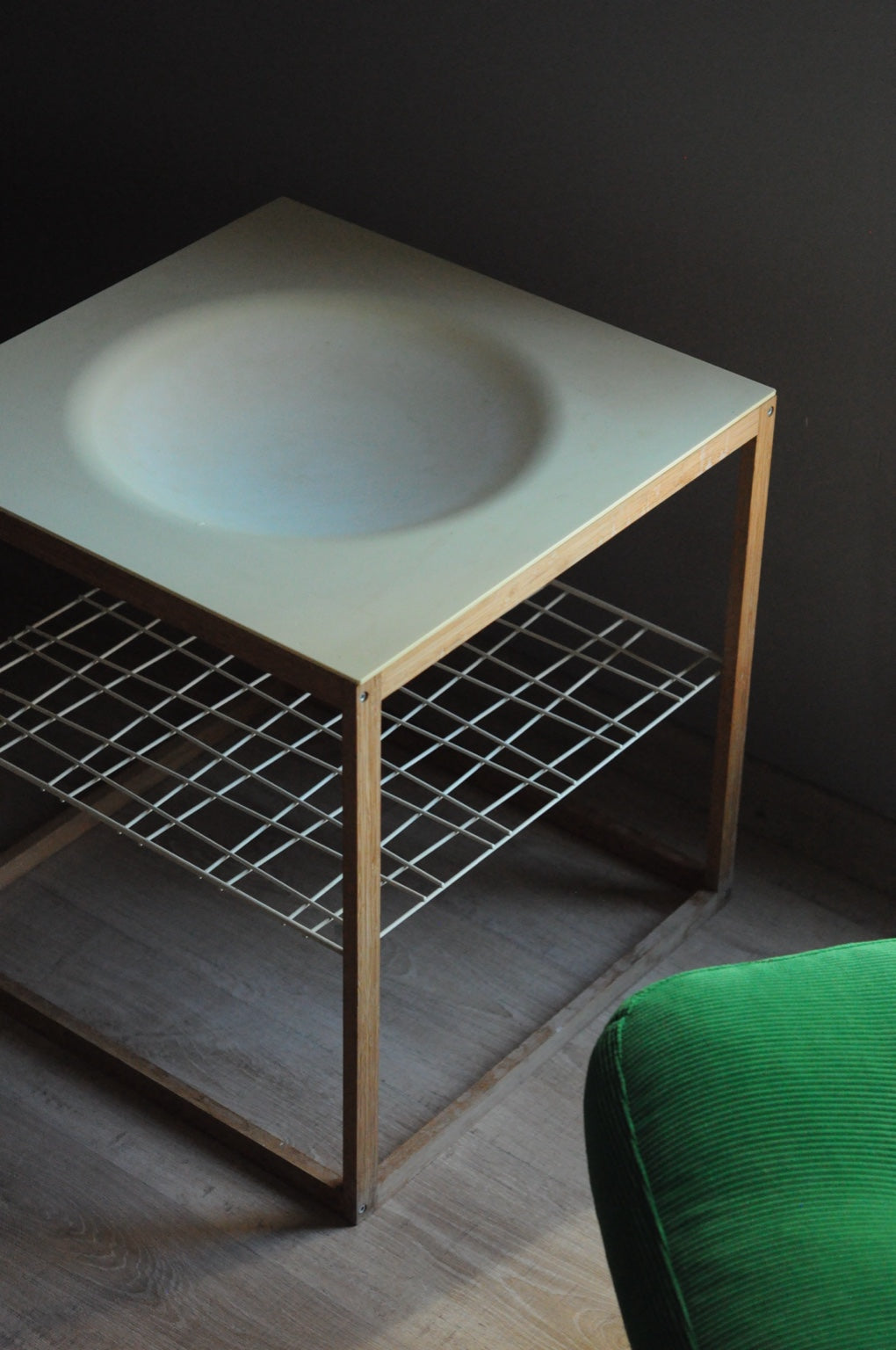 IKEA PS 2012 Henrik Preutz yan sehpa, tek hazneli plastik tabla ve metal raflı açılı görünüm