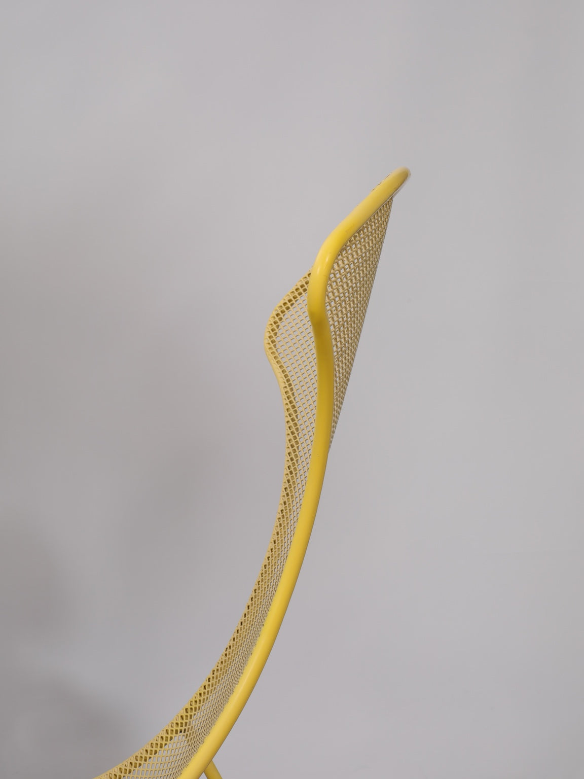 IKEA PS 2012 Wiebke Braasch sarı metal sandalye yan profil detayı