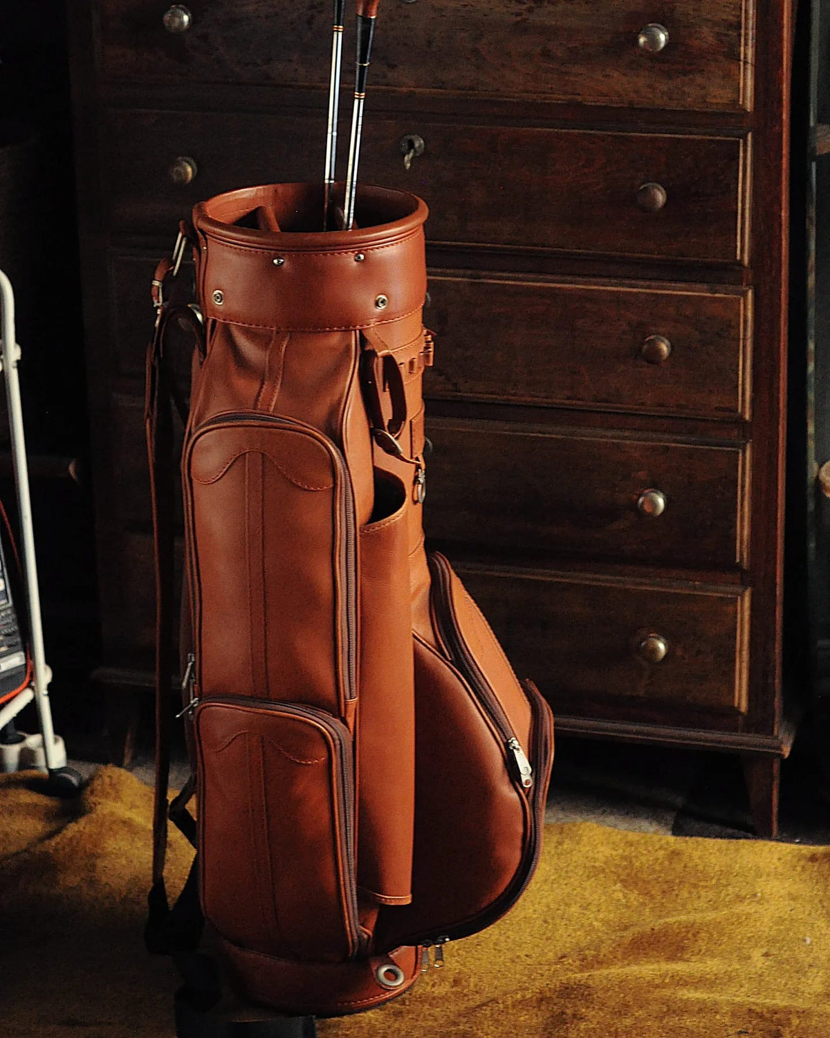 Kahverengi Golf Çantası ve Golf Sopaları