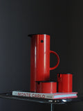Stelton EM77 kırmızı termos, şekerlik ve sütlük seti genel görünüm