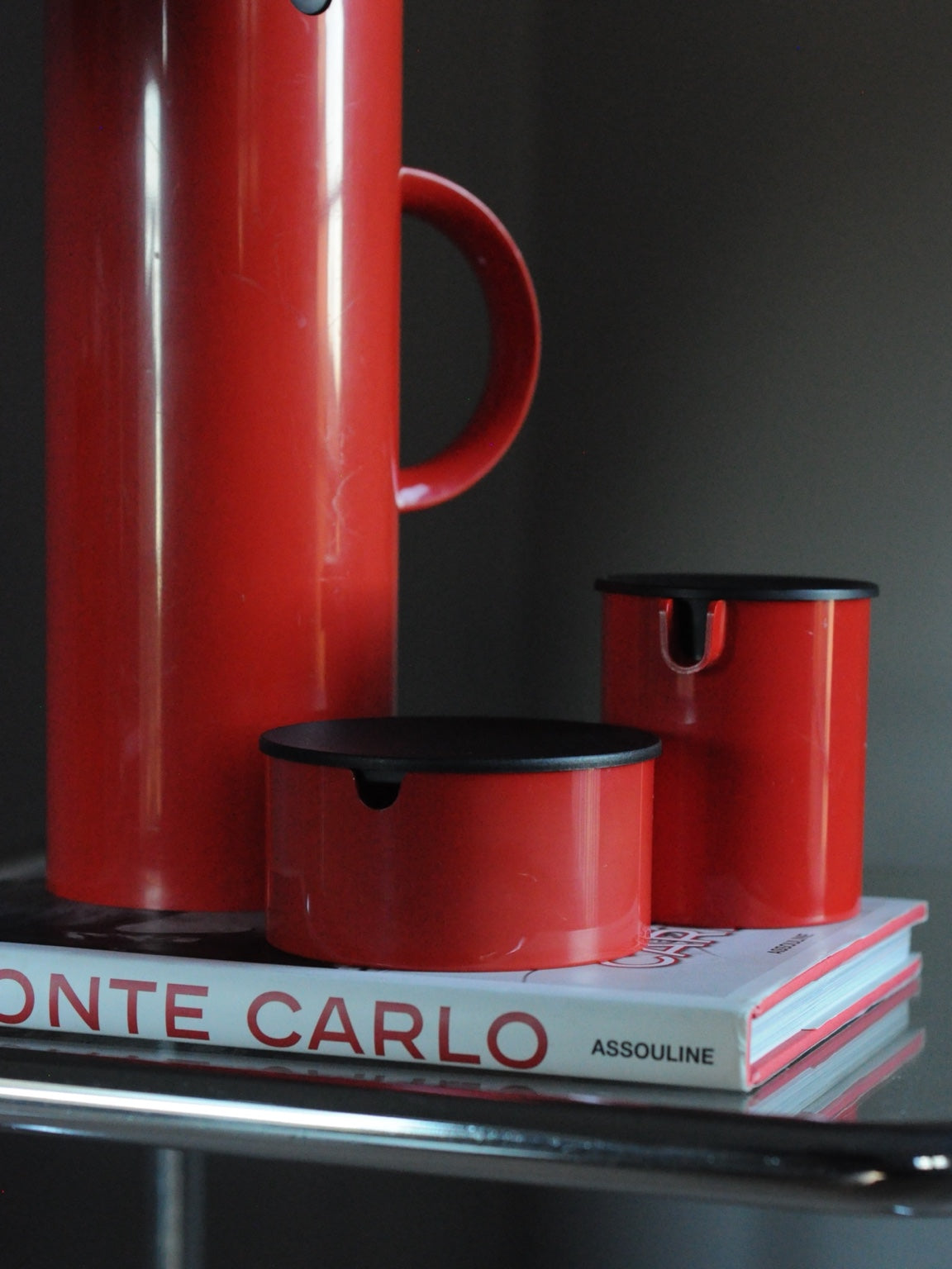 Stelton EM77 kırmızı şekerlik ve sütlük detay görünümü