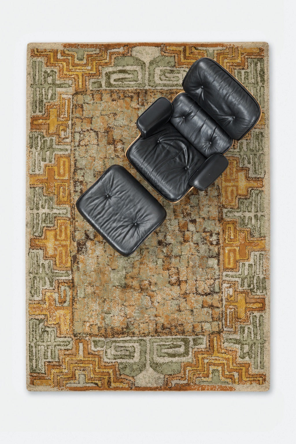 Tefzet Farmland 50102/42 vintage halı üzerinde siyah deri lounge chair ile stil görünümü