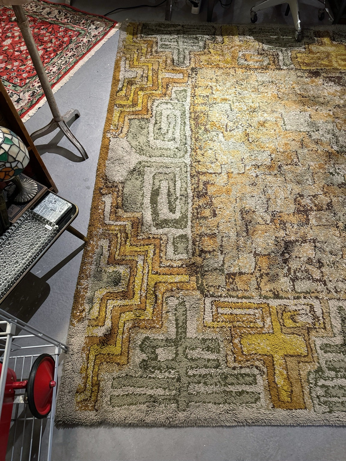 Tefzet Farmland 50102/42 vintage halının showroom ortamında genel görünümü